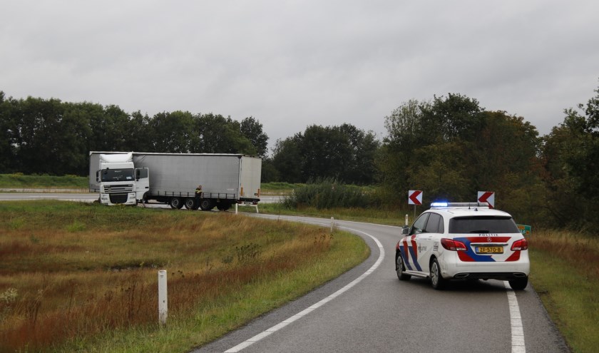 Vrachtauto in de problemen op toerit N271.
