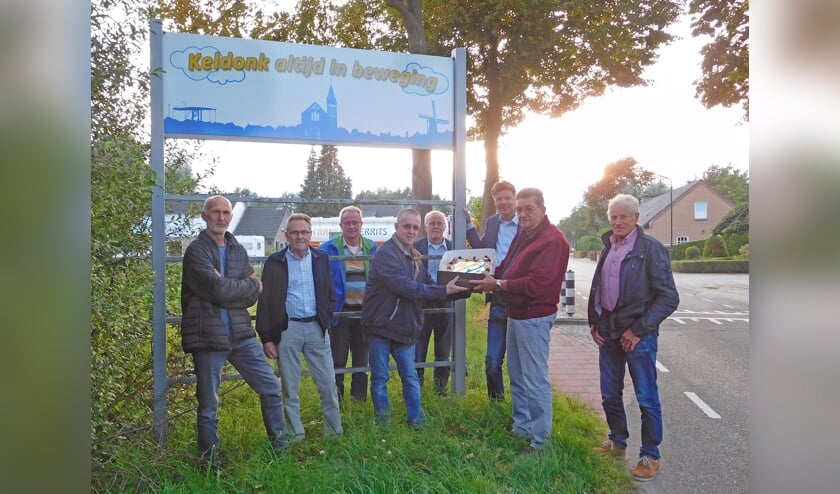 Ondernemersvoorzitter Rien van den Boom had voor de gelegenheid een speciale taart laten maken die hij de aanwezigen aanbood.