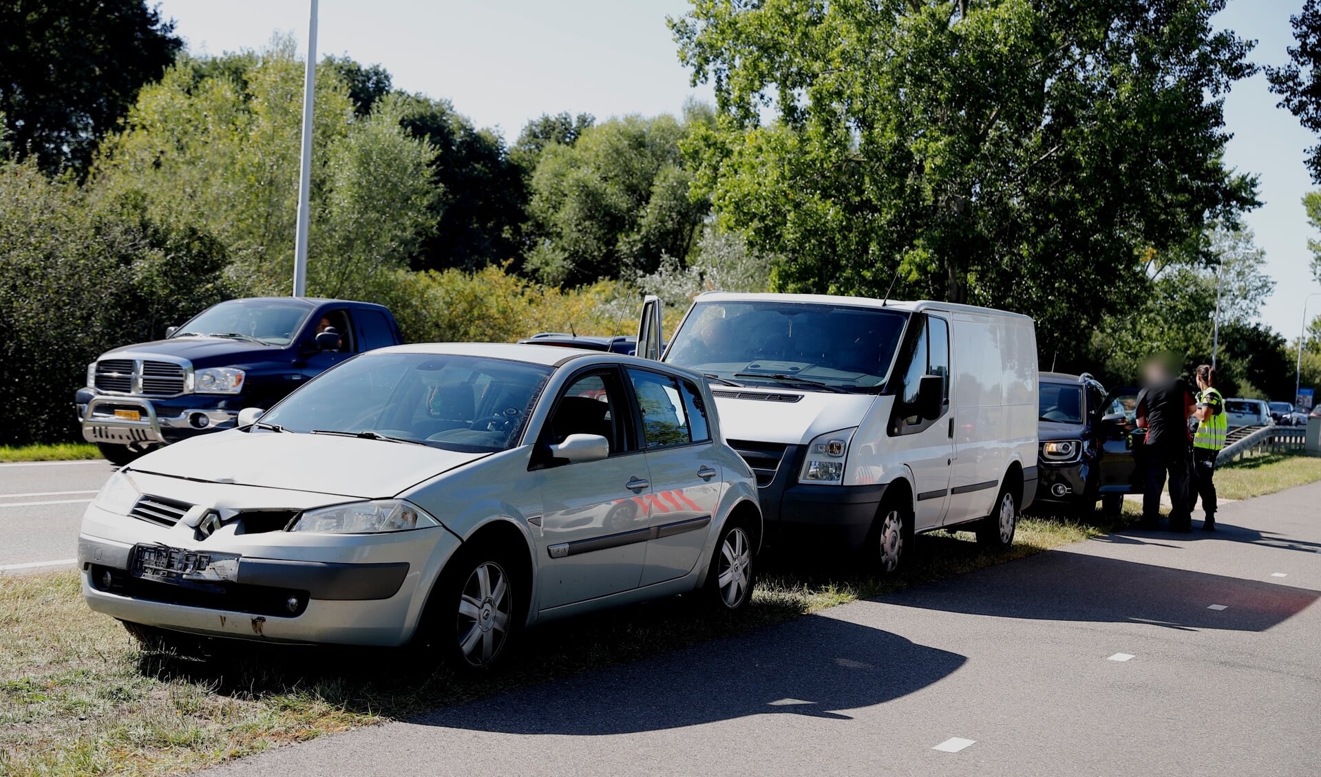 Drie voertuigen botsen op elkaar op N264 in Oeffelt