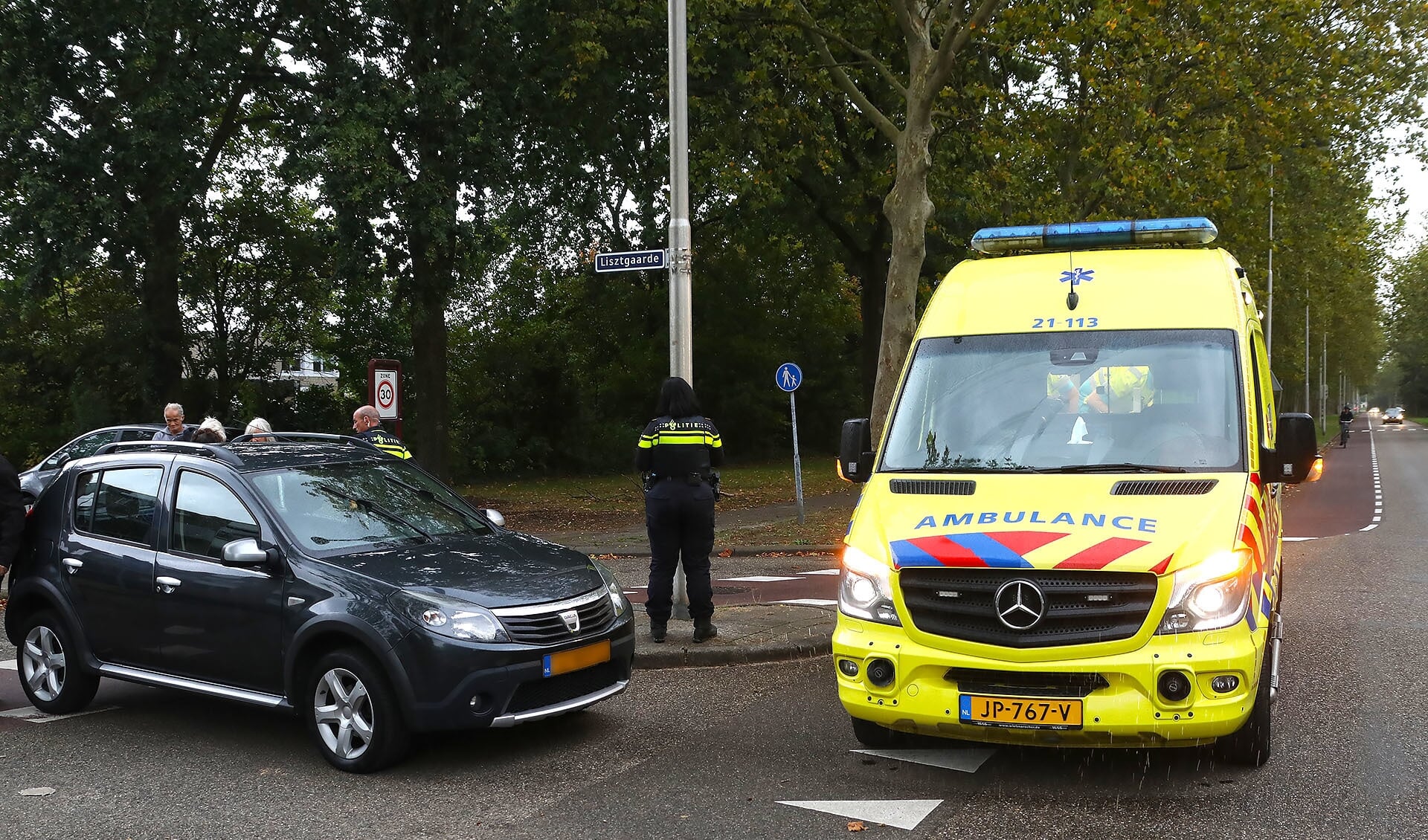 Fietser gewond bij ongeval op Joannes Zwijsenlaan. (Foto: Gabor Heeres / Foto Mallo)