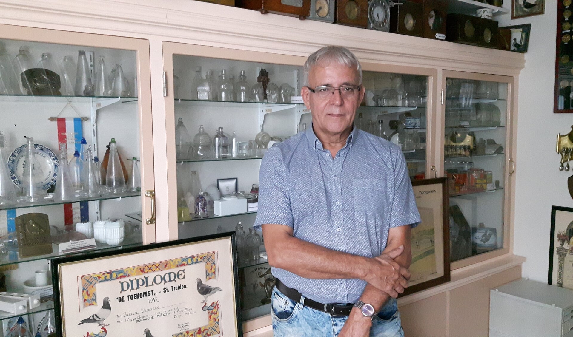 De 68-jarige Chris uit Zeeland exposeert zijn verzameling postduivenhouderij. 