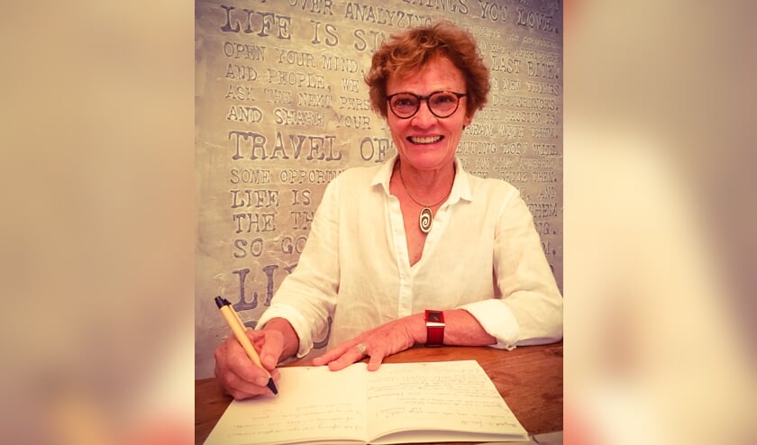 Ria Kauffman gaat met de deelnemers aan de slag.