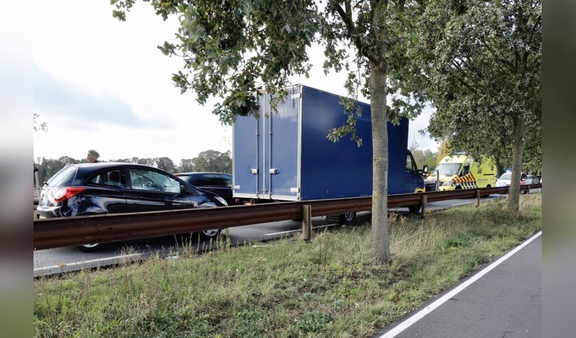 Drie voertuigen betrokken bij een kop-staart-botsing op de N324 in Velp.