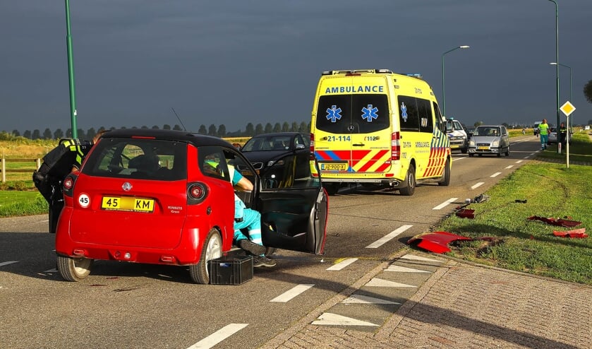 Brommobiel rijdt op John F. Kennedybaan tegen auto van nichtje aan. (Foto: Gabor Heeres, Foto Mallo)