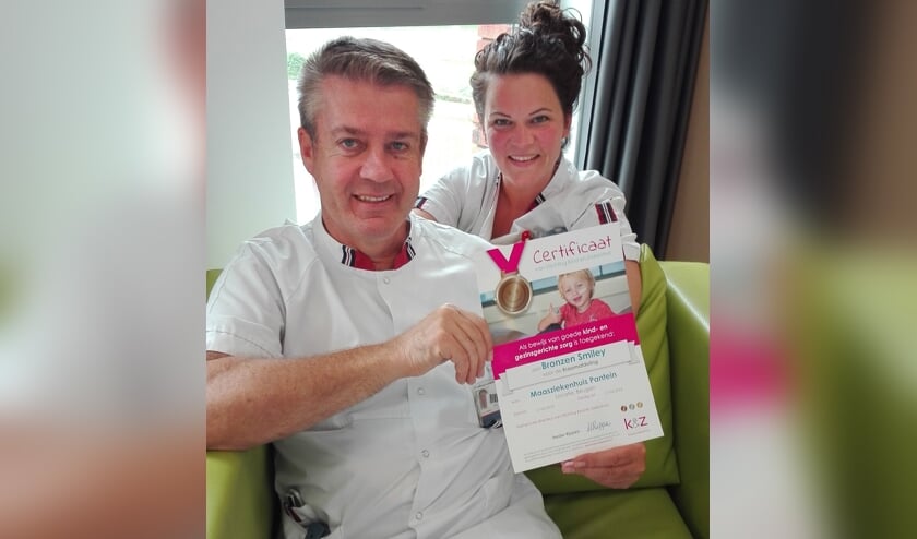 Verpleegkundigen William en Kim met het behaalde Bronzen smiley-certificaat.