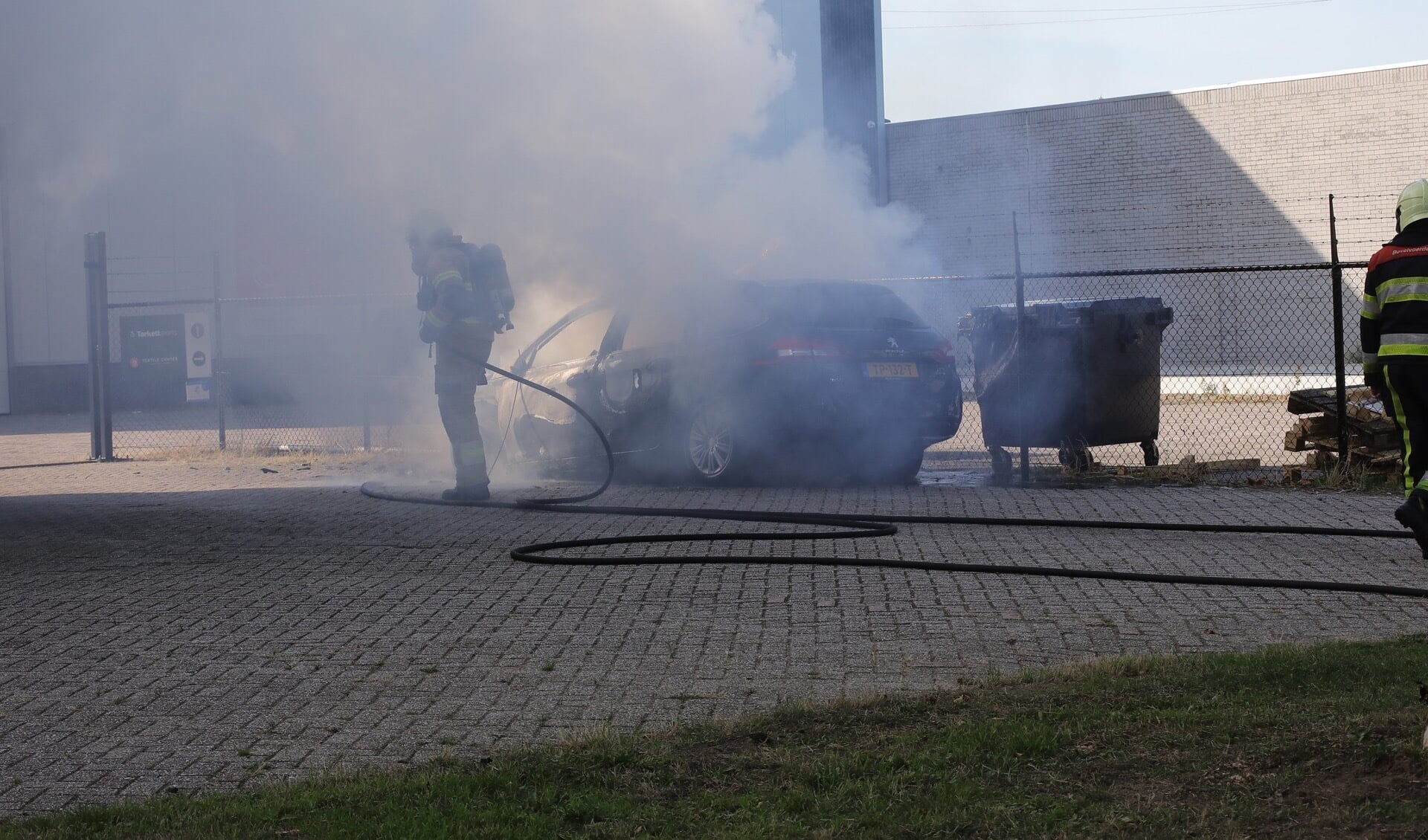 Autobrand aan de Galliërsweg in Oss. (Foto: Charles Mallo, Foto Mallo)