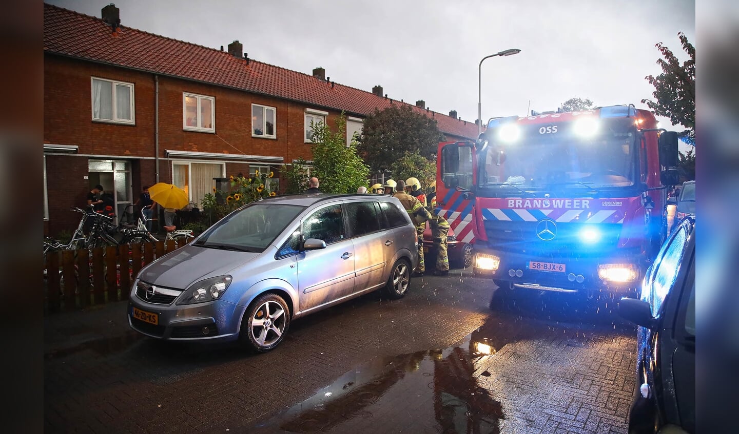 Brandweer opgeroepen voor brandje in woning Piersonstraat. (Foto: Gabor Heeres / Foto Mallo)