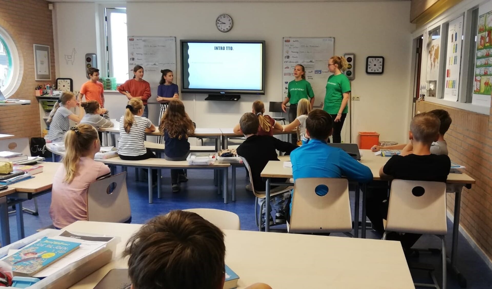 Metameerleerlingen onderwijzen basisschoolkinderen voor de Europese Dag van de Talen.