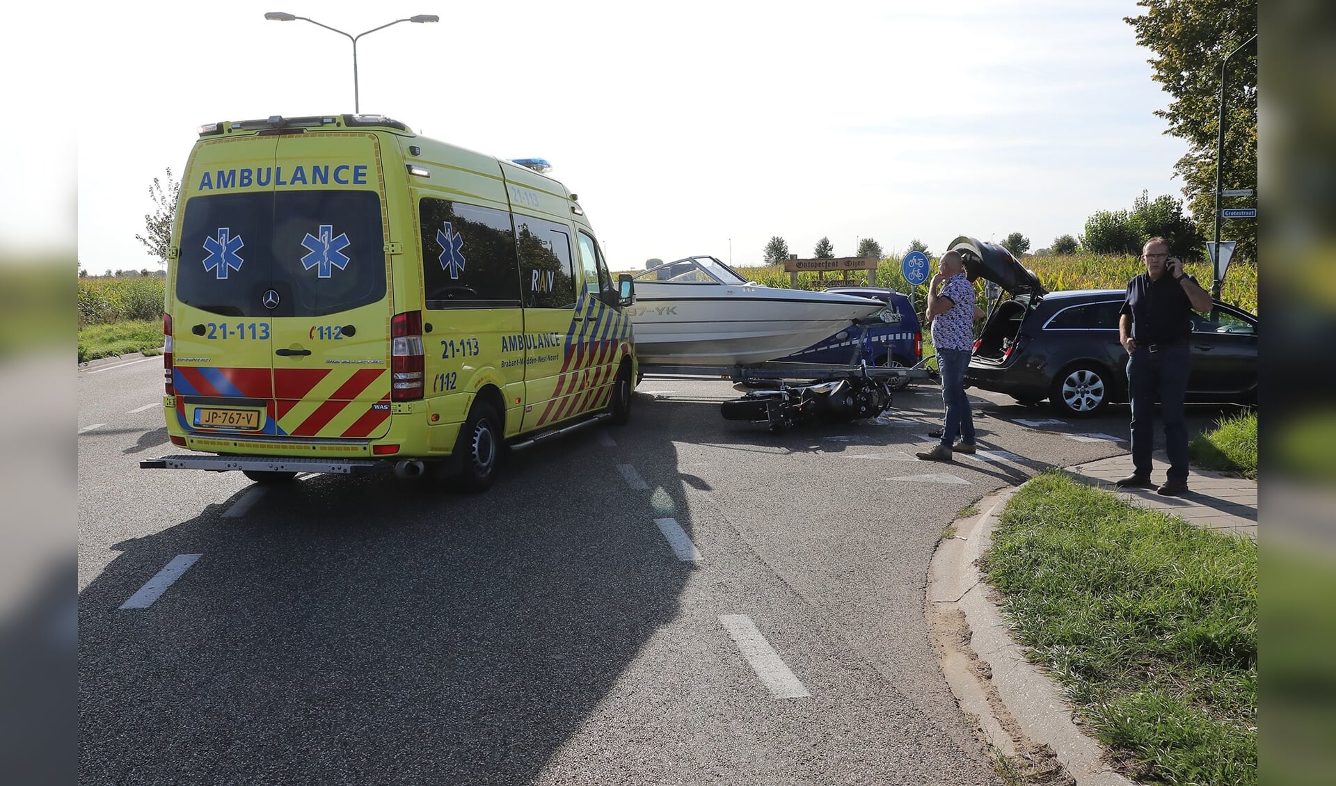 Motorrijder gewond na botsing met boottrailer in Oijen. (Foto: Charles Mallo, Foto Mallo)