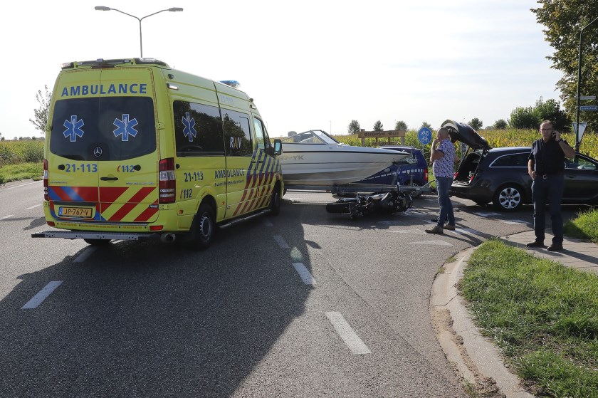 Motorrijder gewond na botsing met boottrailer in Oijen. (Foto: Charles Mallo, Foto Mallo)