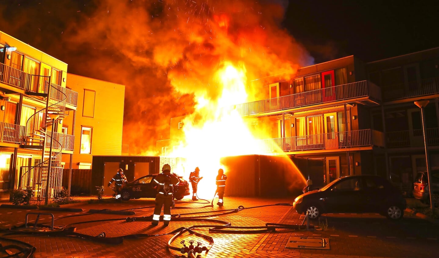 Appartementen in Berghemseweg verwoest door brand. (Foto: Gabor Heeres / Foto Mallo)