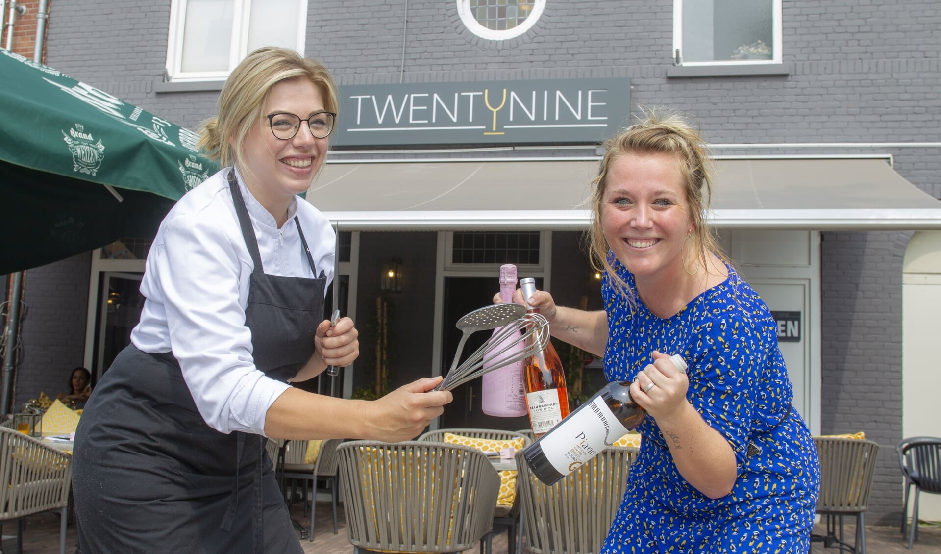 Nina Vogels (R) samen met haar kok en steun en toeverlaat binnen TwentyNine Inge van den Hout