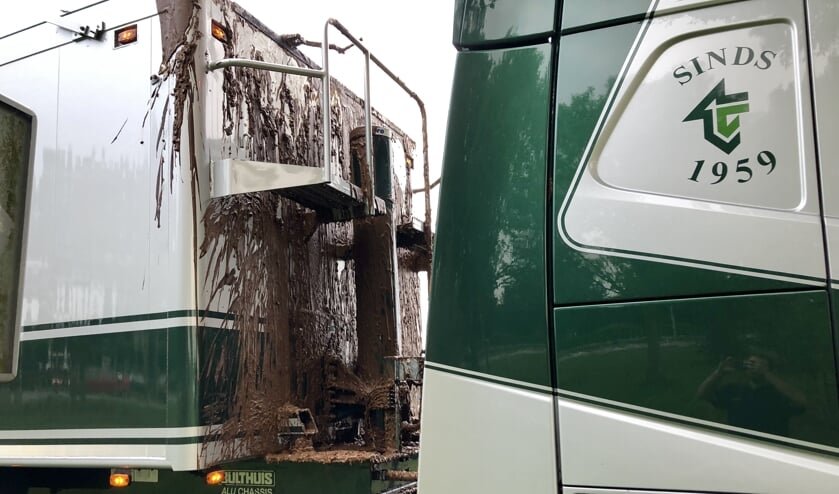 Vrachtwagen laat spoor van veevoer achter op de A73.