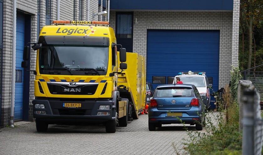 Grote hoeveelheid gestolen auto-onderdelen aangetroffen in Oss' pand. (Foto: Gabor Heeres / Foto Mallo)