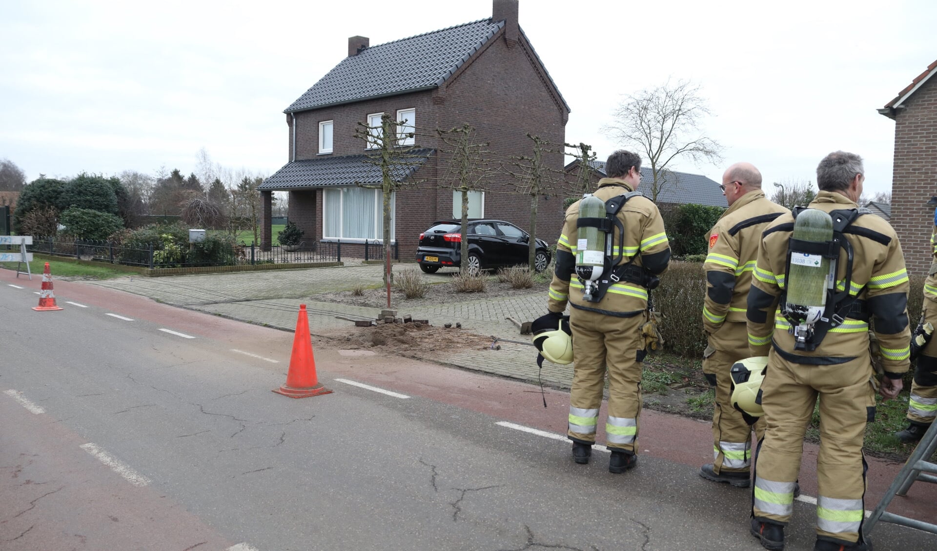 De brandweer in Geffen na opnieuw een gaslek. (Foto: Gabor Heeres, Foto Mallo)