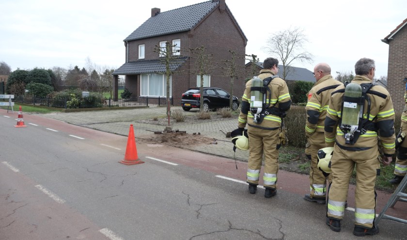 De brandweer in Geffen na opnieuw een gaslek. (Foto: Gabor Heeres, Foto Mallo)