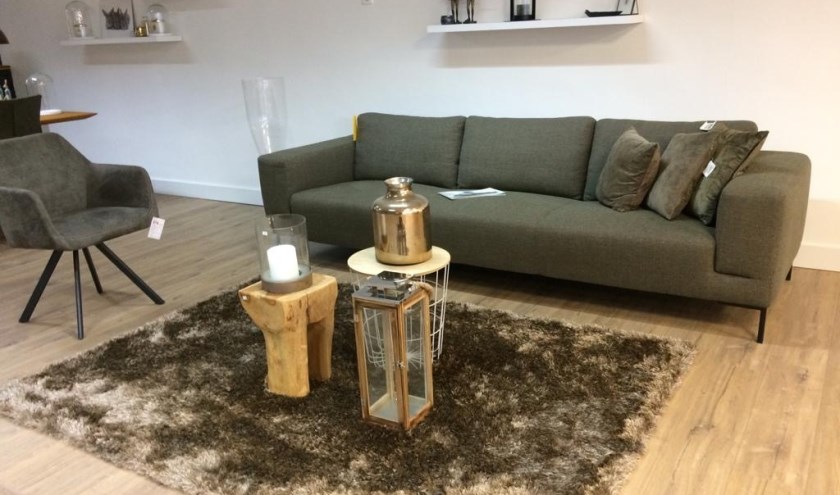 De volledige showroom met kwaliteitsmeubelen wordt aangeboden met hoge kortingen.