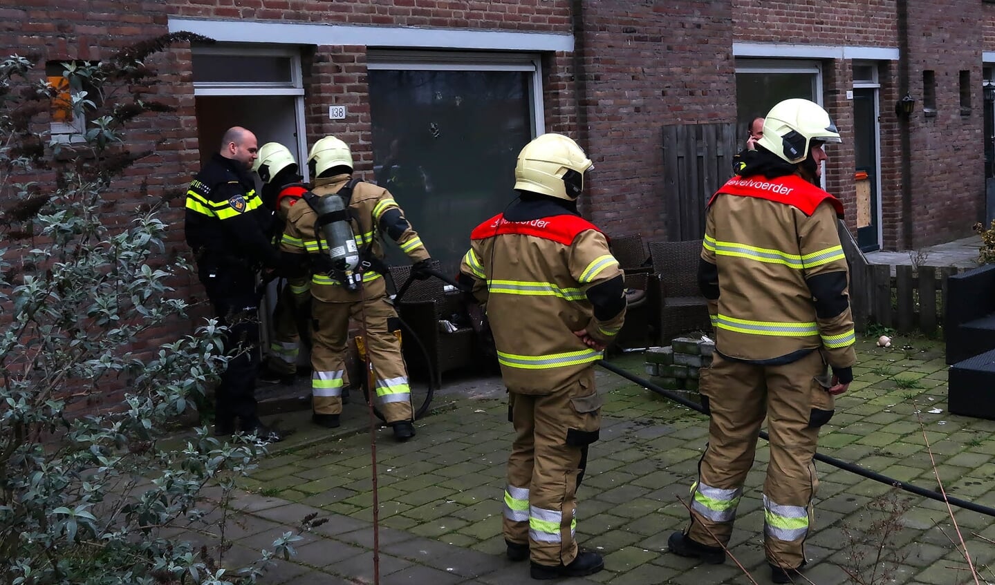 Opnieuw brand bij woning aan Schadewijkstraat. (Foto: Gabor Heeres, Foto Mallo)