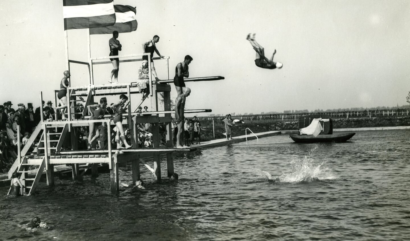 Demonstraties vanaf de duikplanken bij de opening van gemeentelijk zwembad De Meer aan de Macharenseweg. juni 1934. 