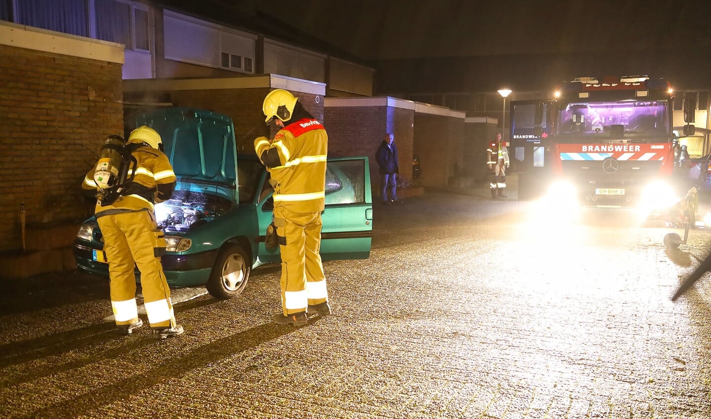 Autobrand in Tollensstraat, geen sprake van brandstichting. Foto Gabor Heeres Foto Mallo