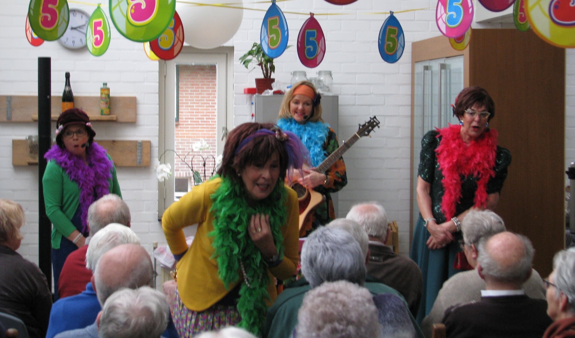 Dagbesteding Tante Sjaan uit Sint Anthonis bestaat vijf jaar. De bezoekers werden afgelopen week getrakteerd met een optreden van de 'Theetantes'