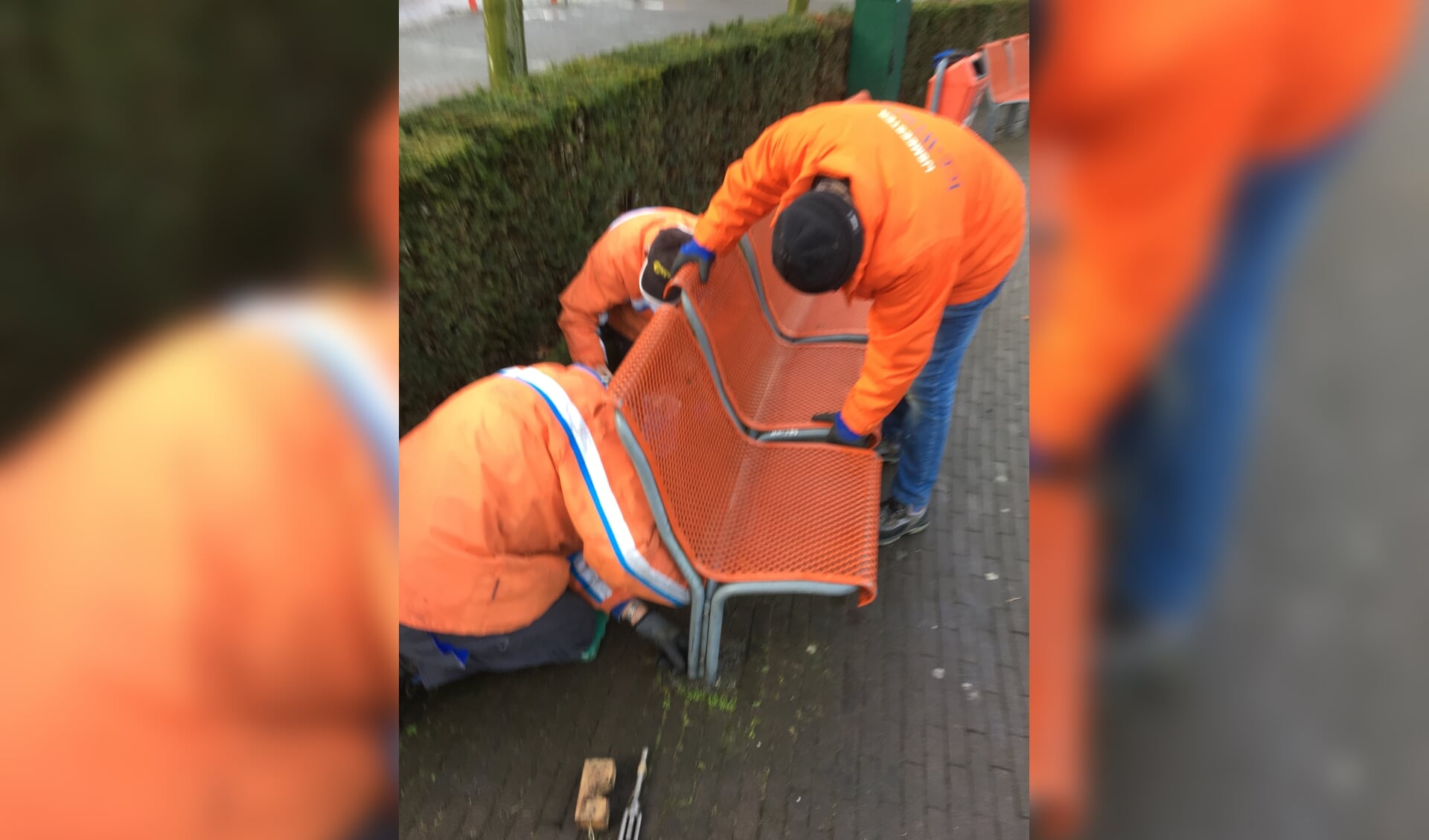 De stoelen op het Louis Jansenplein in Cuijk werden afgelopen vrijdag weer gemonteerd door de vrijwilligers van Cuijk on Ice.