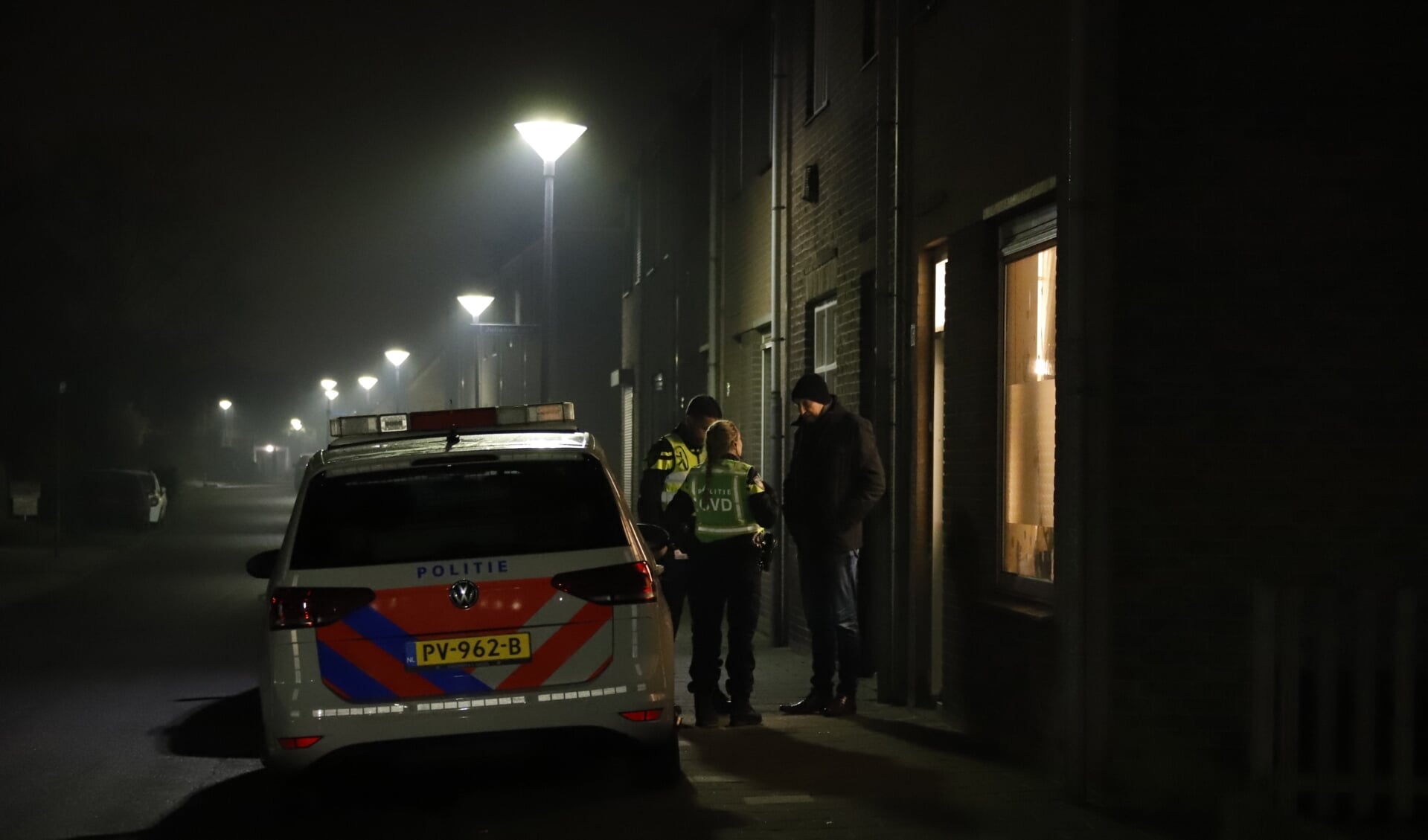 Gewapende woningoverval in Boxmeer, politie zoekt donkergetinte jongeren.