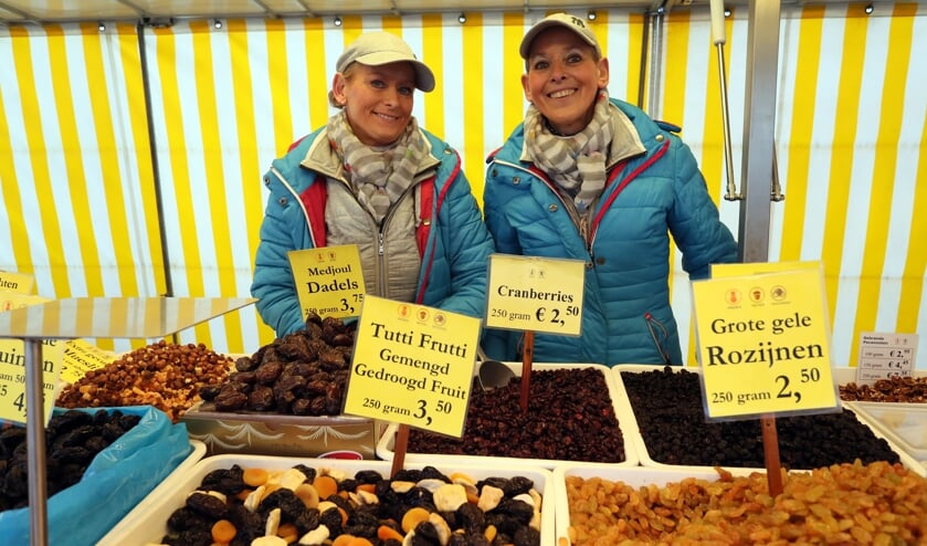 De Notendames op de Osse markt.