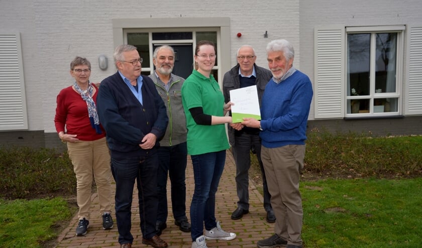 Afgelopen maandag werd de cheque overhandigd. (foto: Henk Lunenburg)
