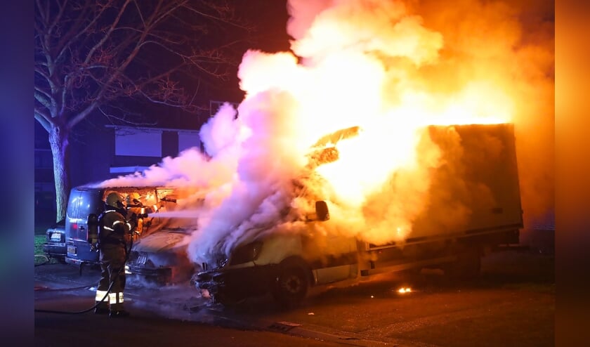 Bestelbussen in brand in Albardastraat. (Foto: Gabor Heeres, Foto Mallo)