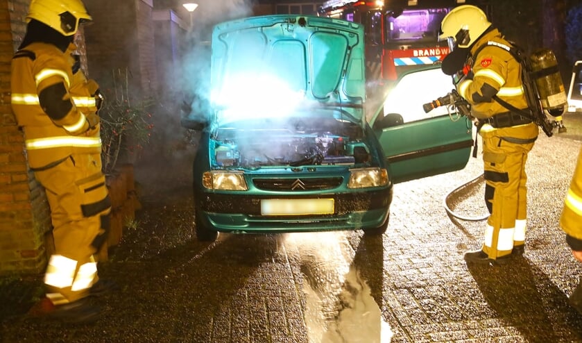 Autobrand in Tollensstraat, geen sprake van brandstichting. Foto Gabor Heeres Foto Mallo