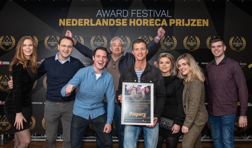 Jan Versteegh reikte de prijs uit.