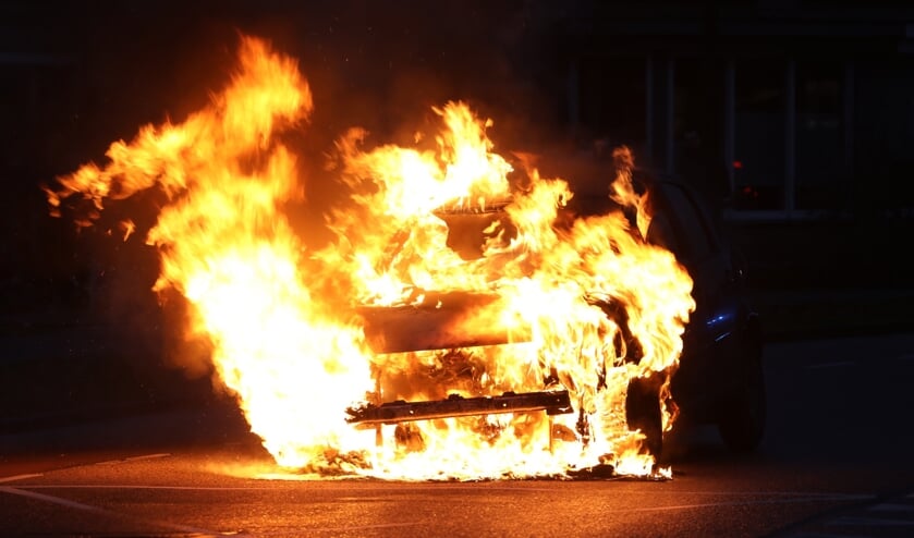 Autobrand op de Hertogensingel in Oss. (Foto: Gabor Heeres, Foto Mallo)