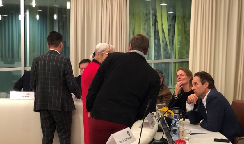 Veel discussie en overleg tijdens een hectische gemeenteraadsvergadering in Grave.