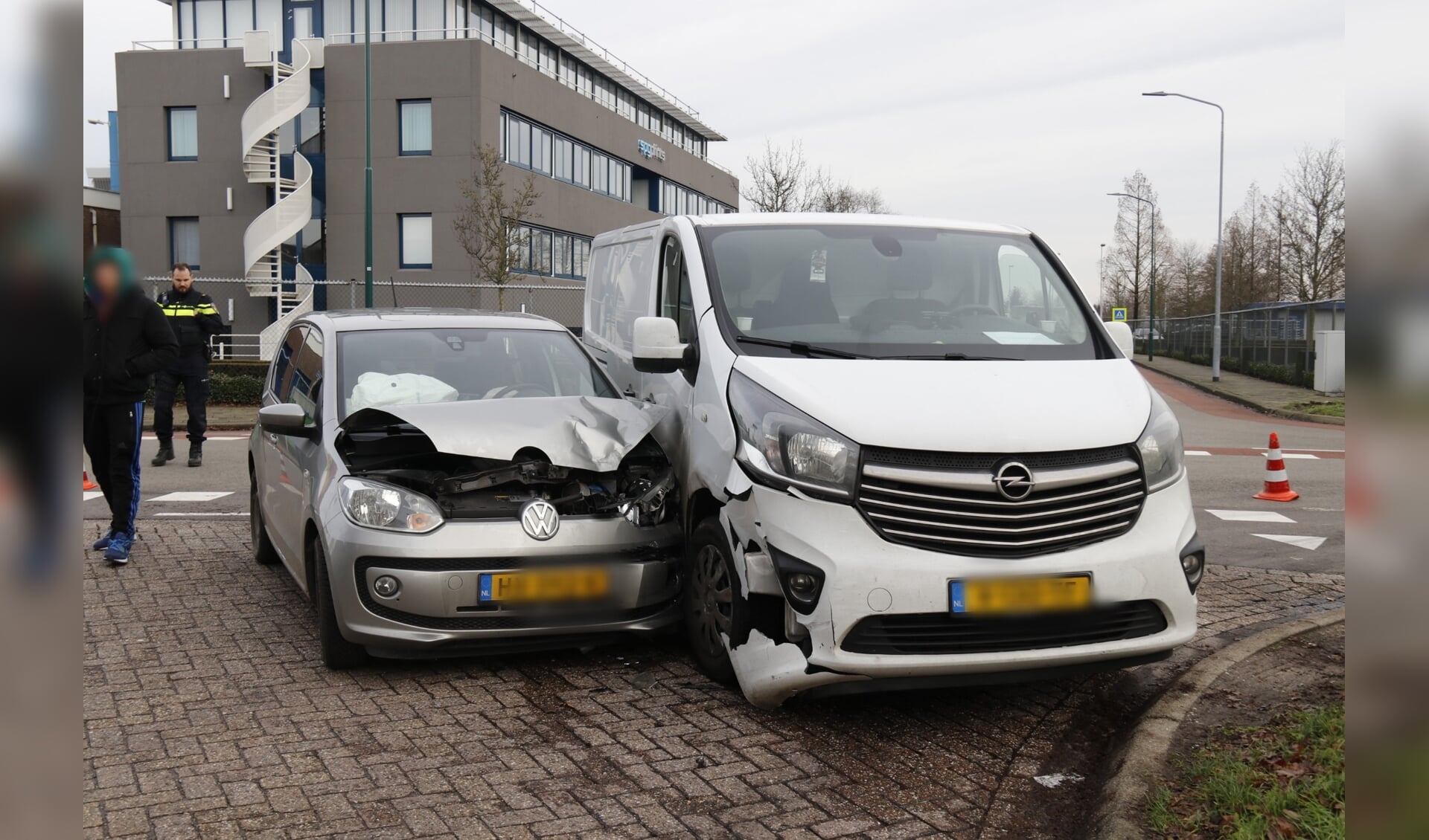 Auto en bestelbus op elkaar in Boxmeer, bestuurders met de schrik vrij.