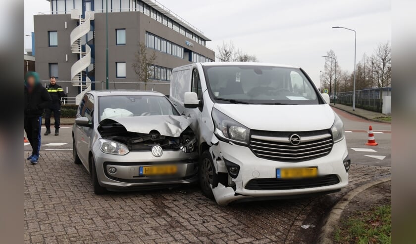 Auto en bestelbus op elkaar in Boxmeer, bestuurders met de schrik vrij.
