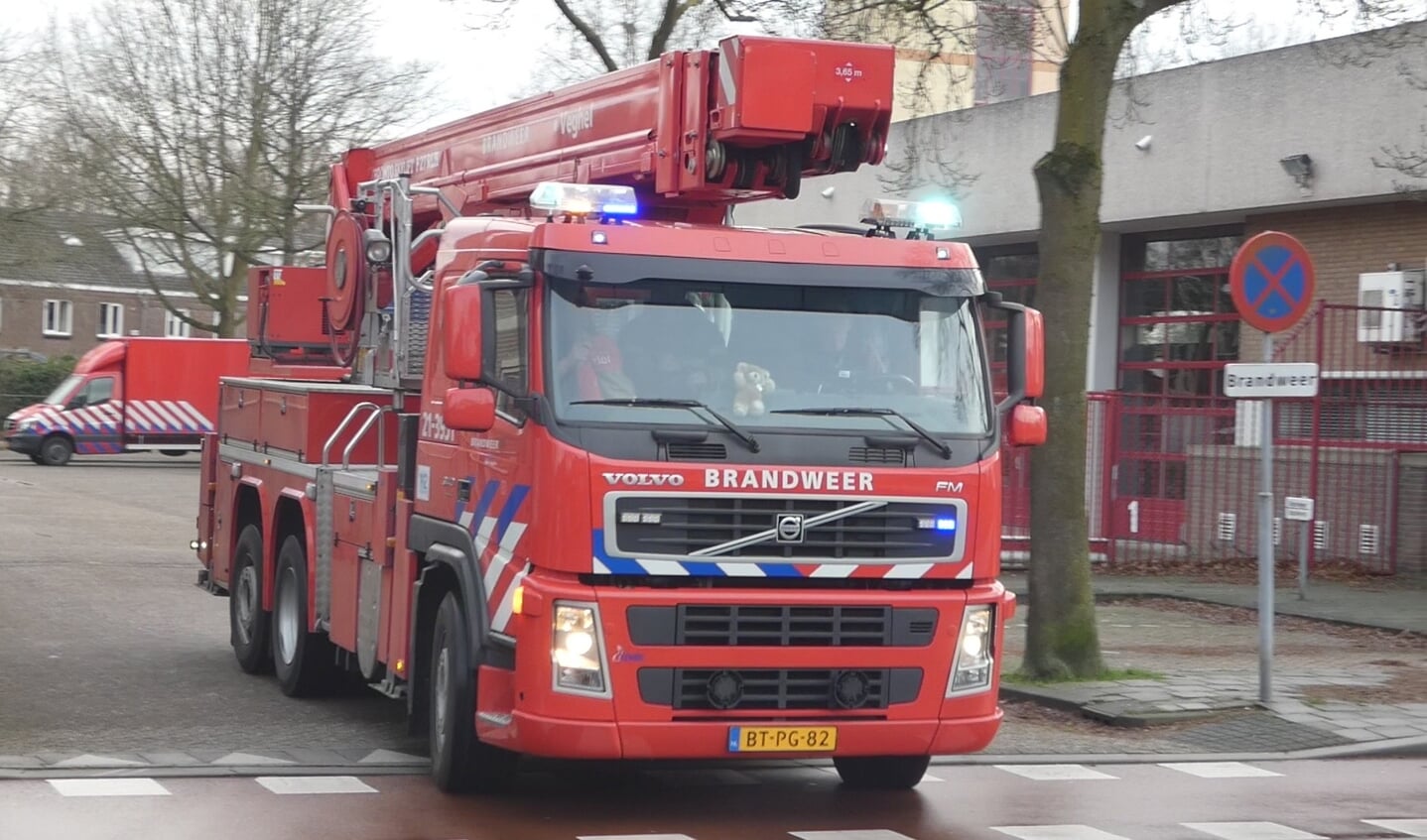 Brandweer in de Schadewijkstraat. (Foto: Thomas)