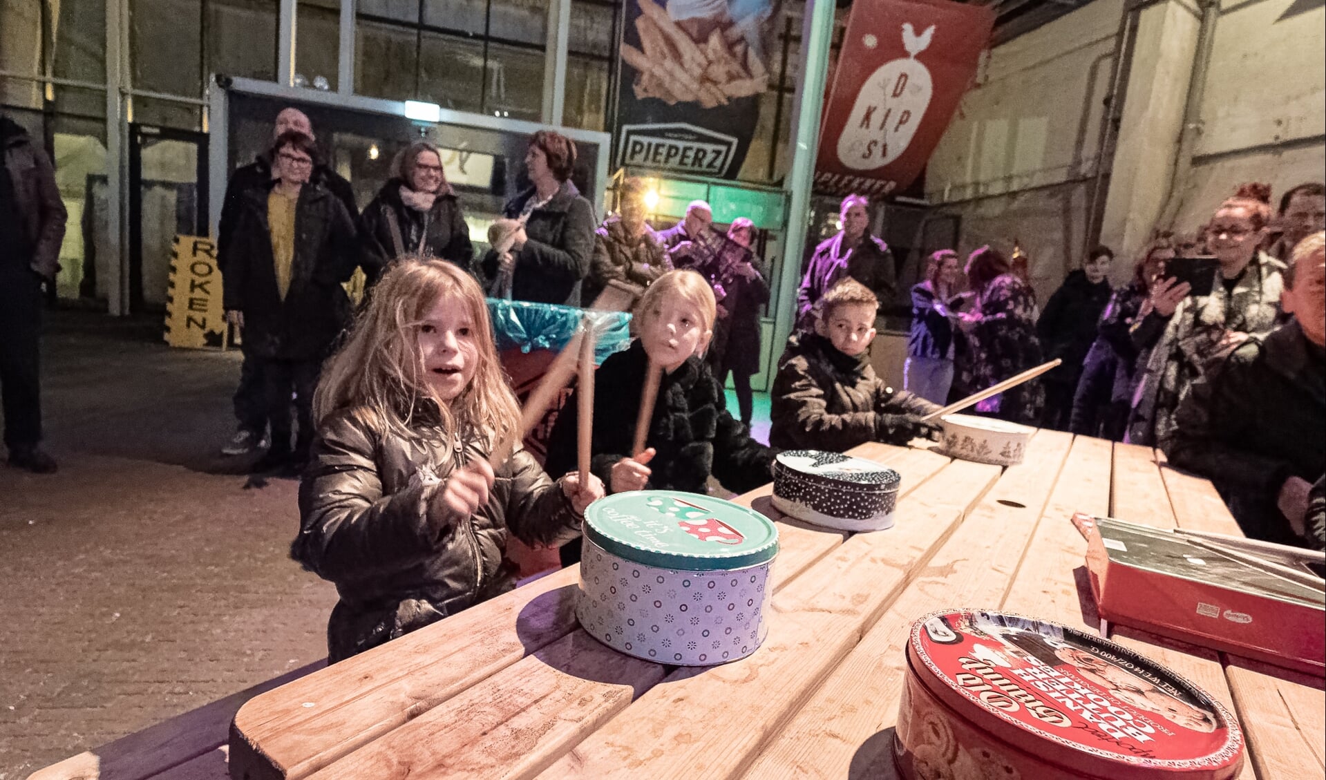 Aan het koektrommelconcert kon iedereen deelnemen.