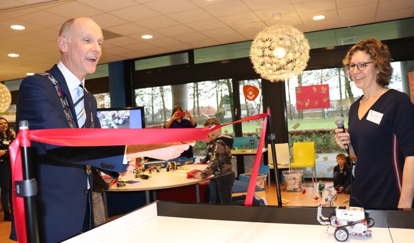Burgemeester Fränzel opent LeanderLab met vakleerkracht Annemarie. (foto: Alice van Bergen)