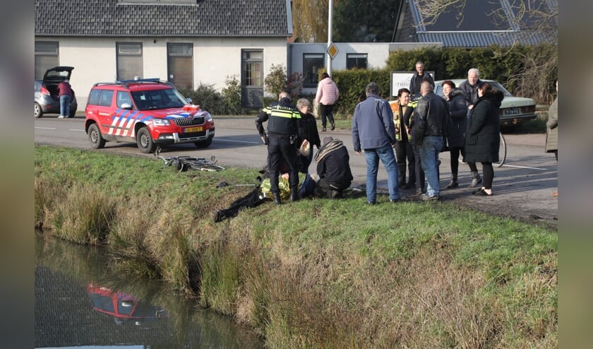 Fietser valt en moet uit sloot worden gehaald. (Foto: Gabor Heeres, Foto Mallo)