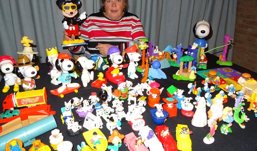 Hannie van Duijnhoven stelt haar Happy Meal speelgoedjes tentoon.