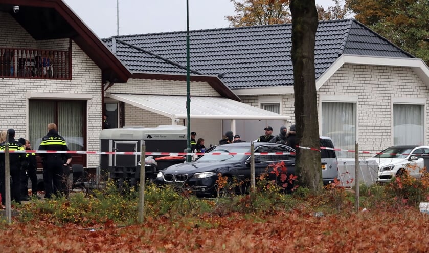 Politieactie in Hoogheuvelstraat. (Foto: Hans van der Poel)