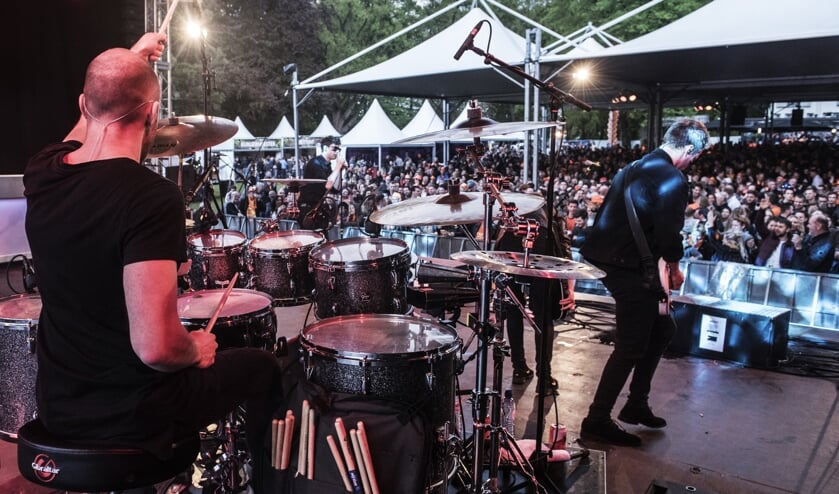 Mash-up coverband Daredevils -bekend van The Voice of Holland- op het podium bij De Wolfsberg Koningsfeest 2019.  