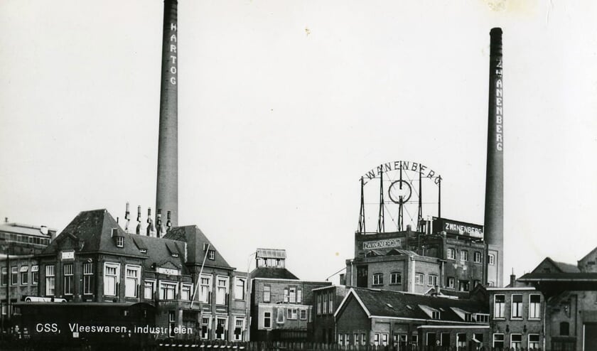 De vleesverwerkende fabrieken van Hartog en Zwanenberg aan de Gasstraat, gezien vanaf station Oss, in 1960.