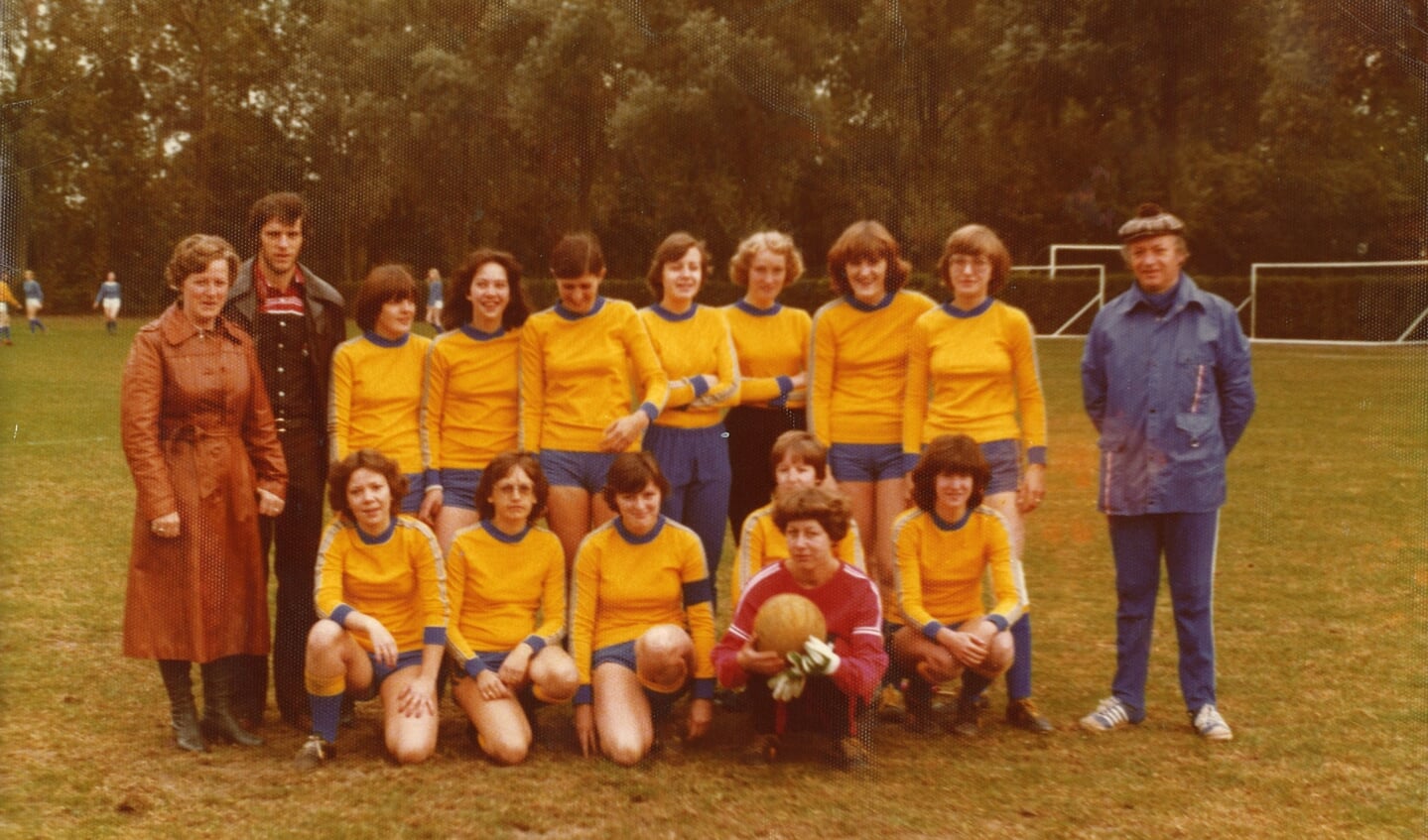 Het damesteam van O.S.S.'20 in 1977.