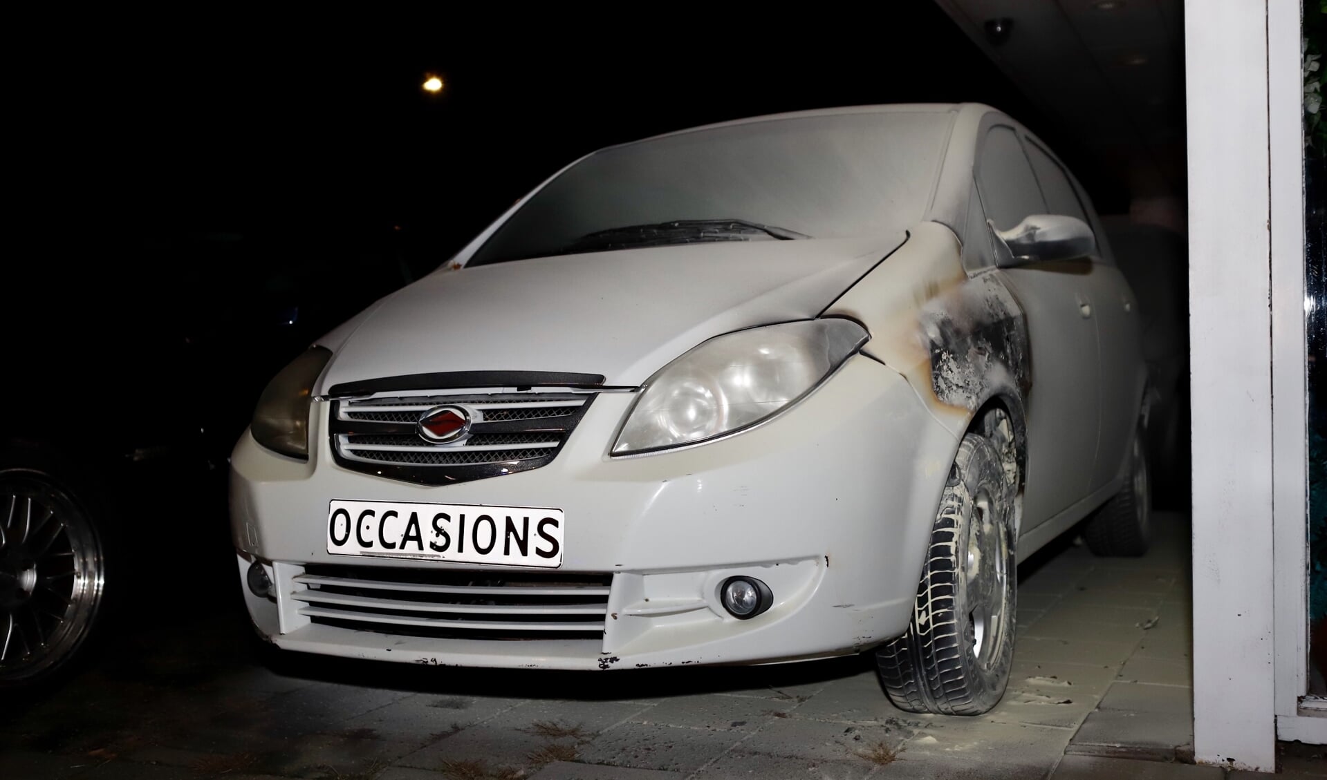 Auto bij showroom in Cuijk vat vlam, omstanders voorkomen erger