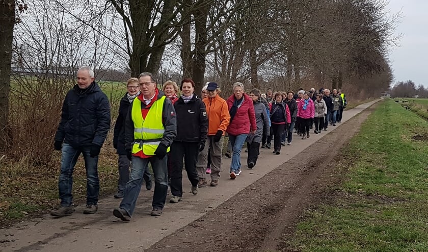 De wandelaars van WijNu samen op pad.