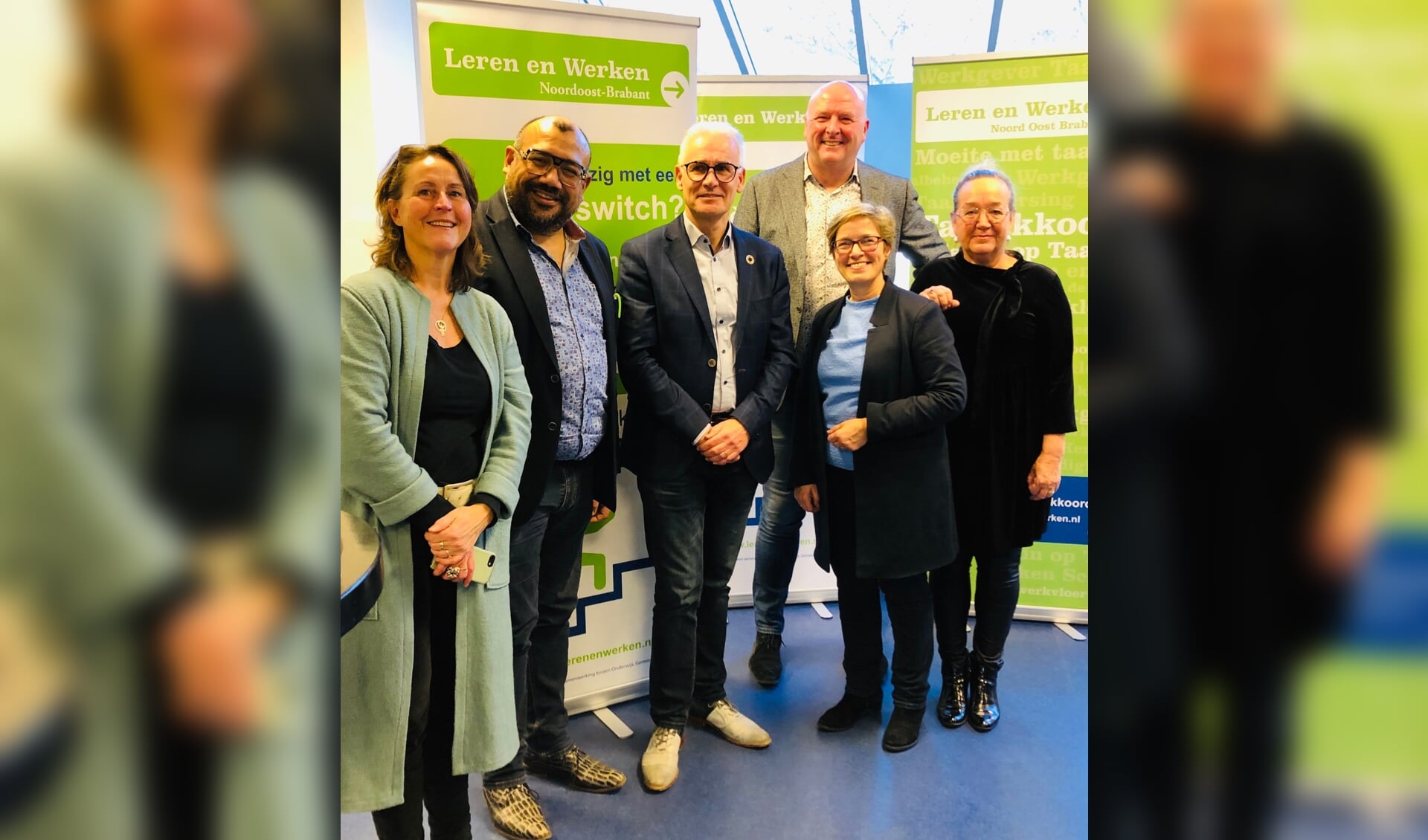 Op de foto: Beatrijs Wijnberg (UWV), Dennis Alexander (UWV), Kees van Geffen (wethouder gemeente Oss), Hans Richters (Leren en Werken), Germa van Hal (Bibliotheek) en Wilma van Antwerpen (Leren en Werken).