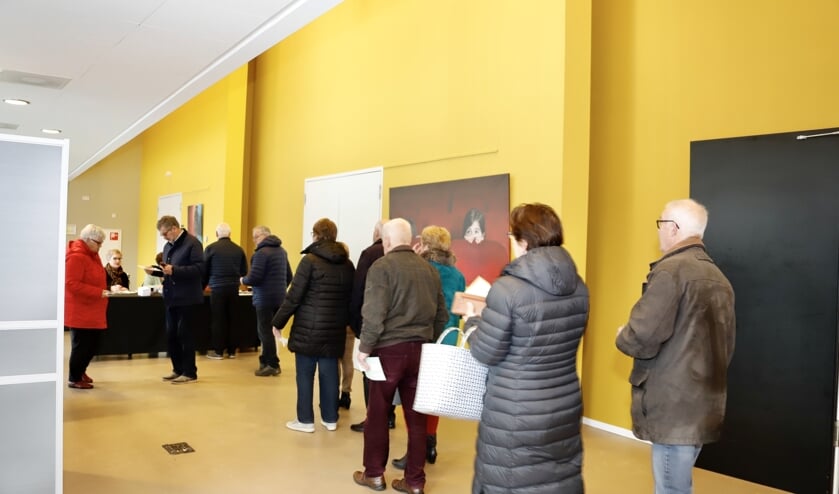 Lange rij in Myllesweerd in Mill om te stemmen tijdens het referendum over de toekomst van de gemeente.