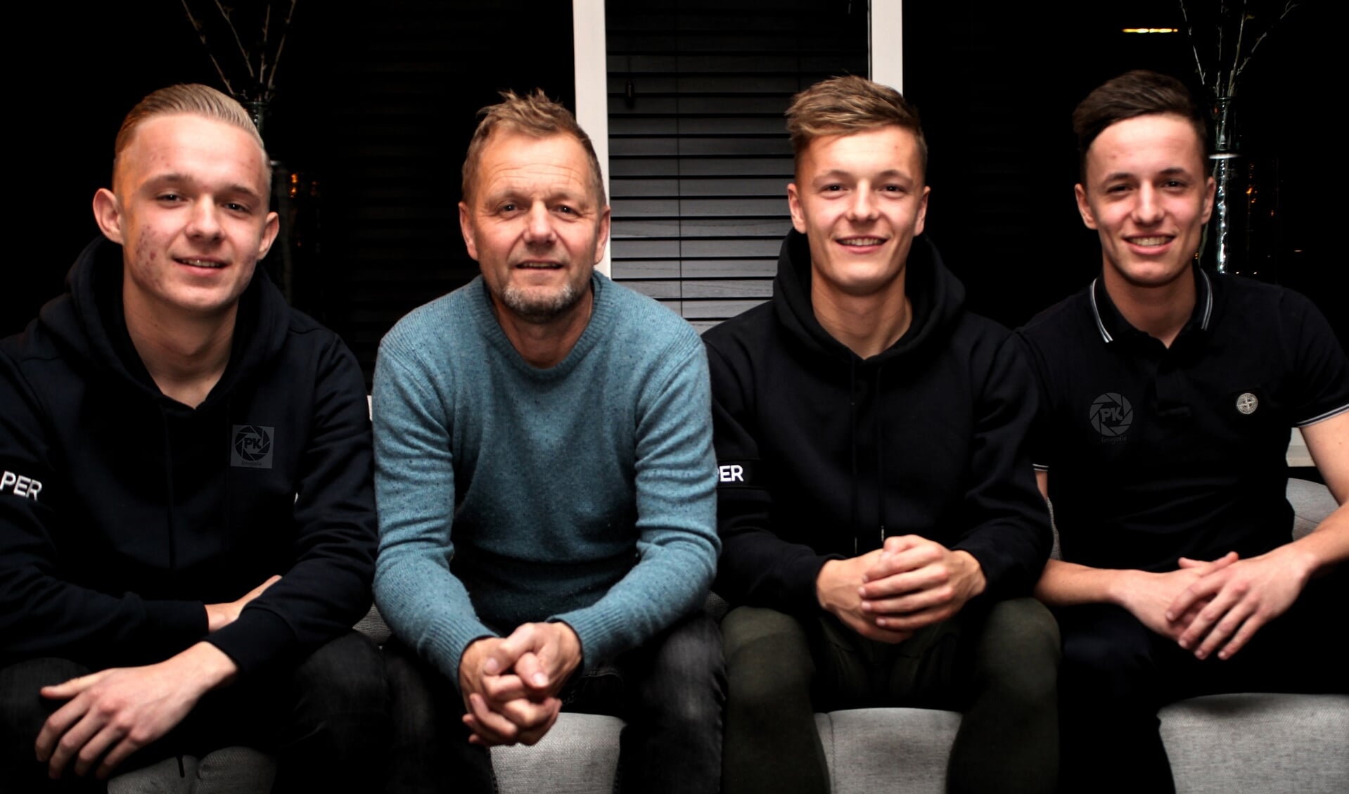 Bjorn, vader John, Sven en Brent Blummel poserend als echt voetbalgezin